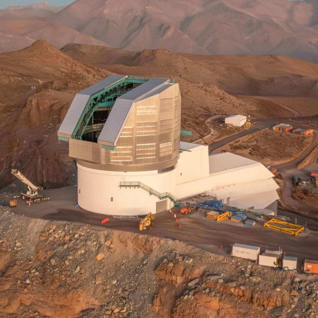 El telescopio con la mayor cámara digital del mundo construida para la astronomía se asoma en una montaña chilena